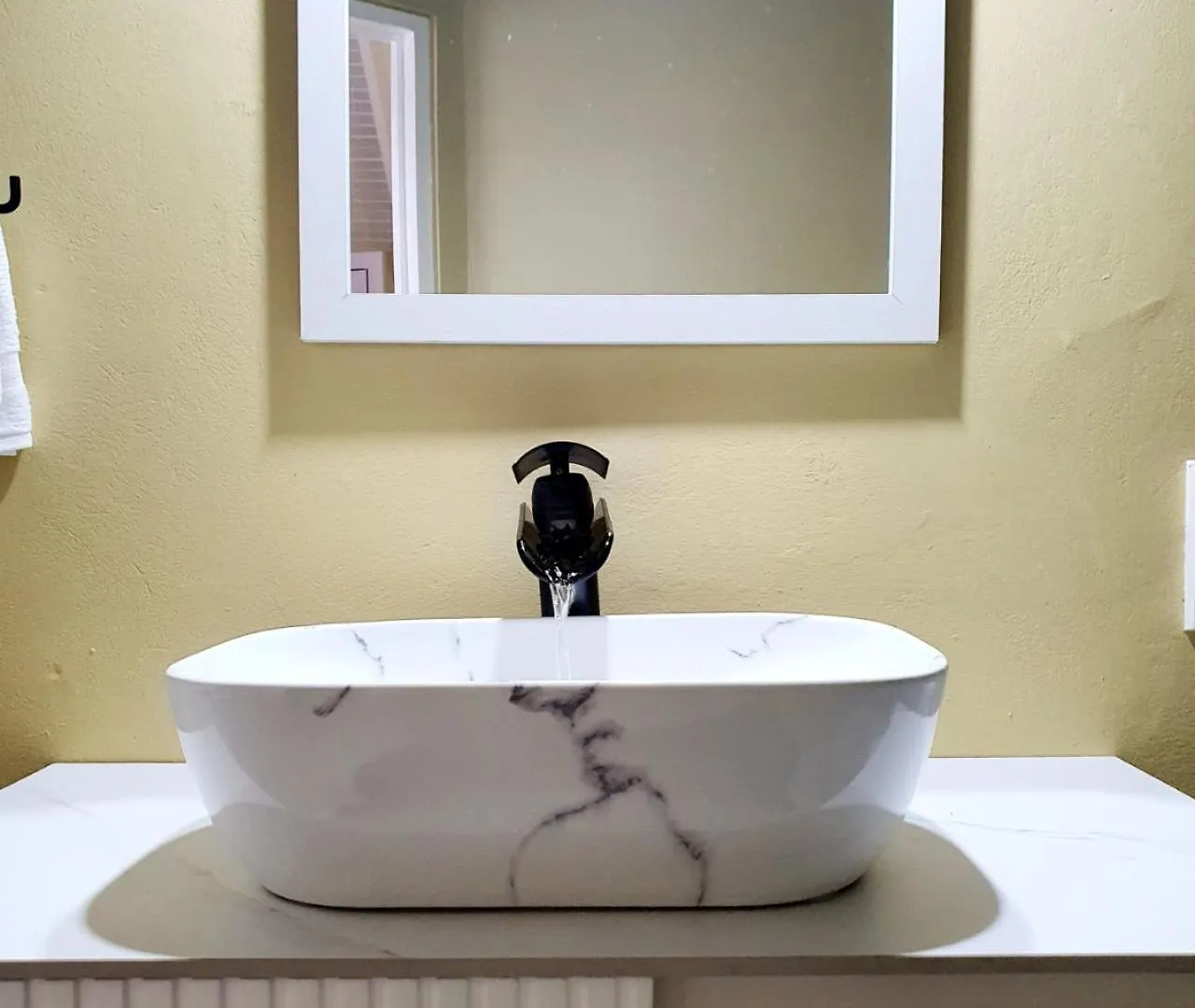 Choose To Be Happy At The Seville Apt #C4 - 2-Bedroom 金斯敦 公寓