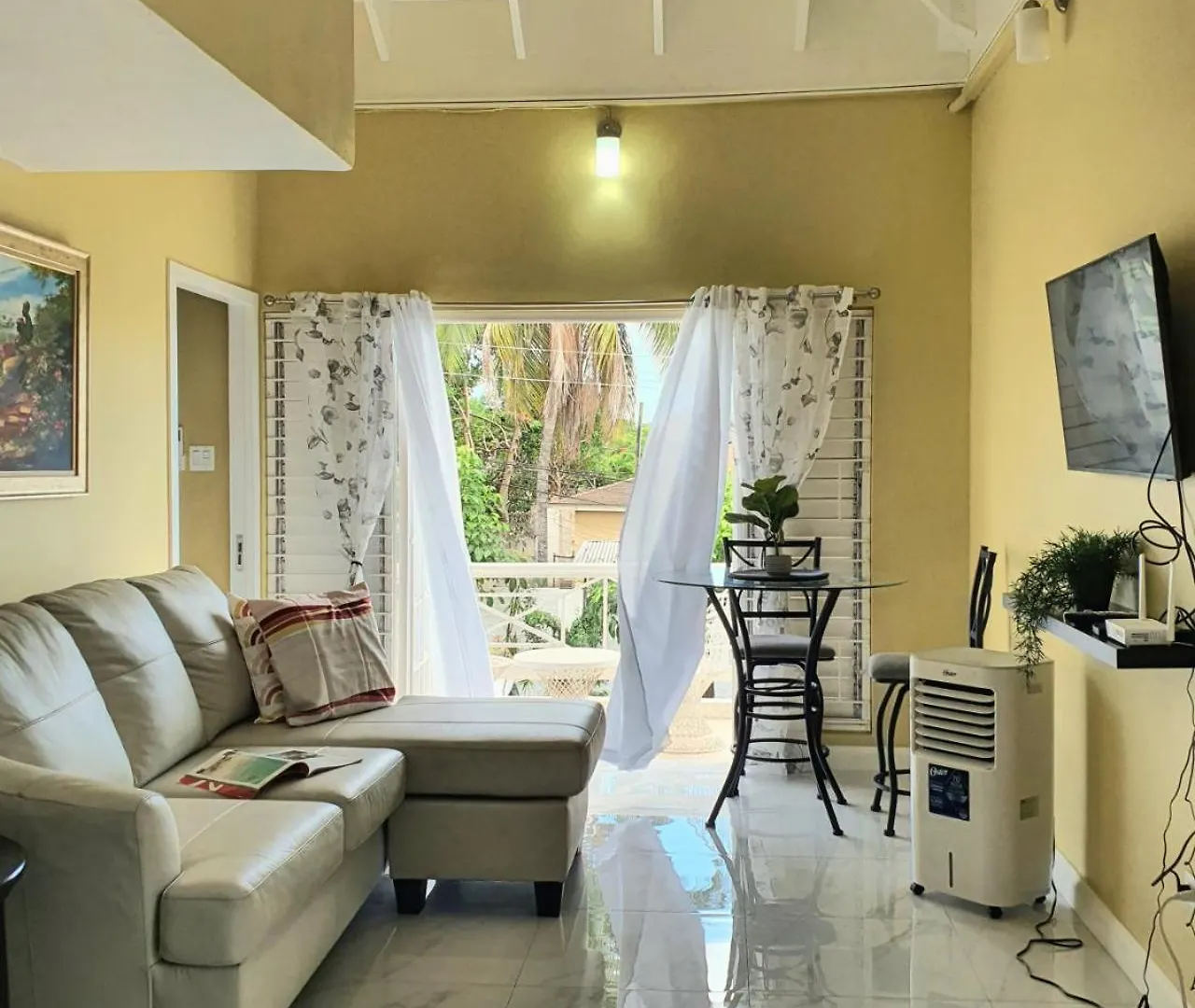 Choose To Be Happy At The Seville Apt #C4 - 2-Bedroom 金斯敦 公寓