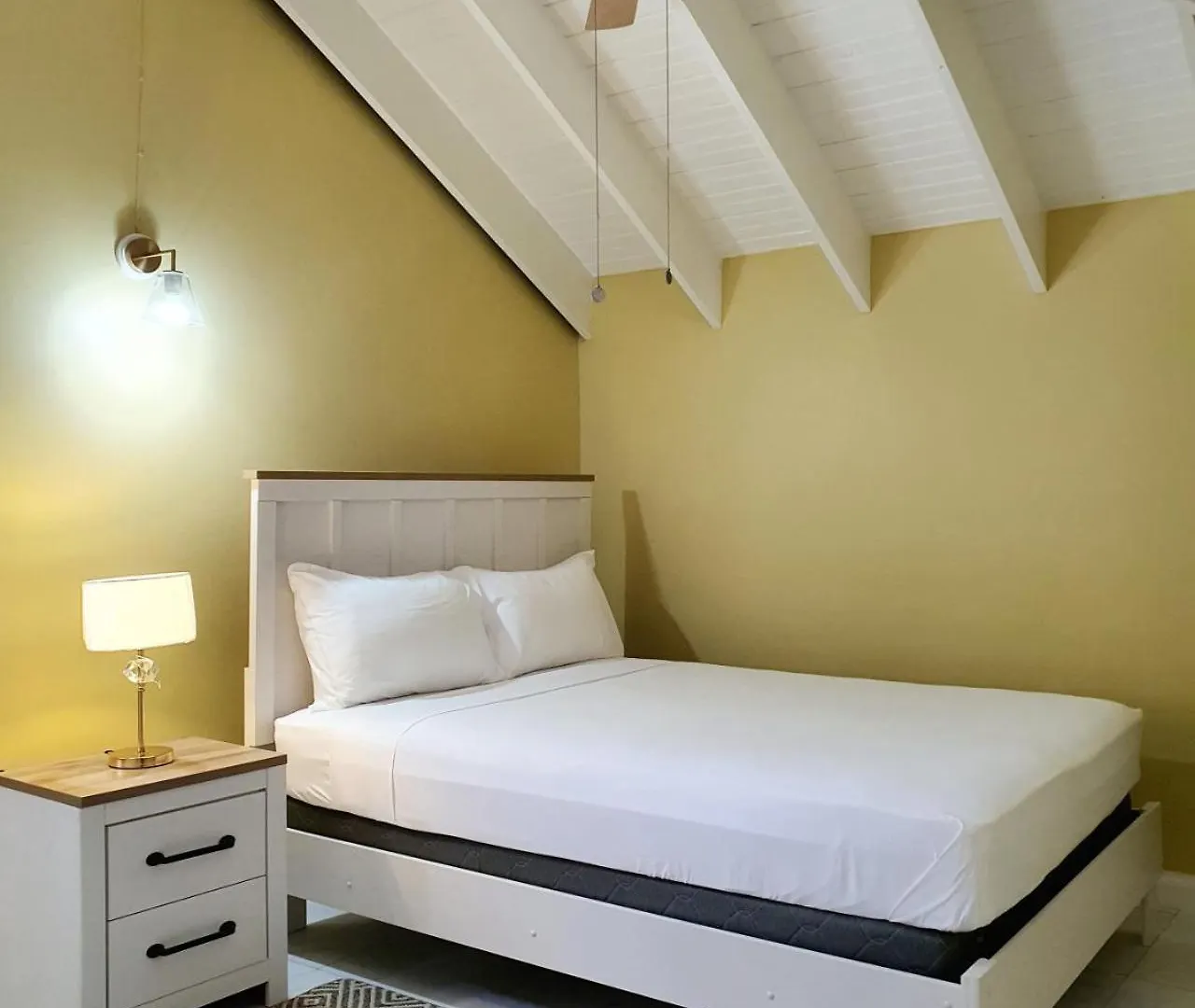 Choose To Be Happy At The Seville Apt #C4 - 2-Bedroom 金斯敦 公寓